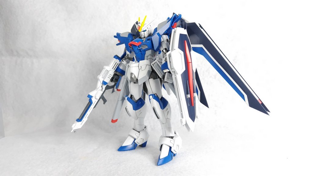 新型フリーダム、初代に寄せたデザインに加えて鋭角が多いデザインですね。エッジを鋭角に削り込みをアンテナ、ウイングに行いました。