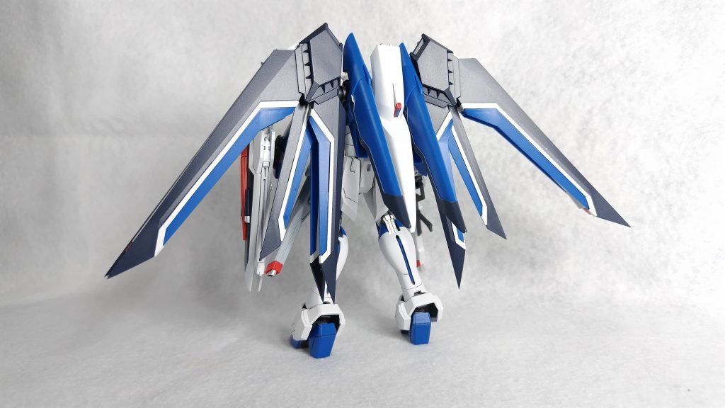 今回の表面処理は半光沢です。映画では装甲の光沢感が表現されていてこれを再現させたかったからです。結果、大正解。写真のウイングの紺色は無塗装ですがフラットになり程よい光沢で質感アップしました。