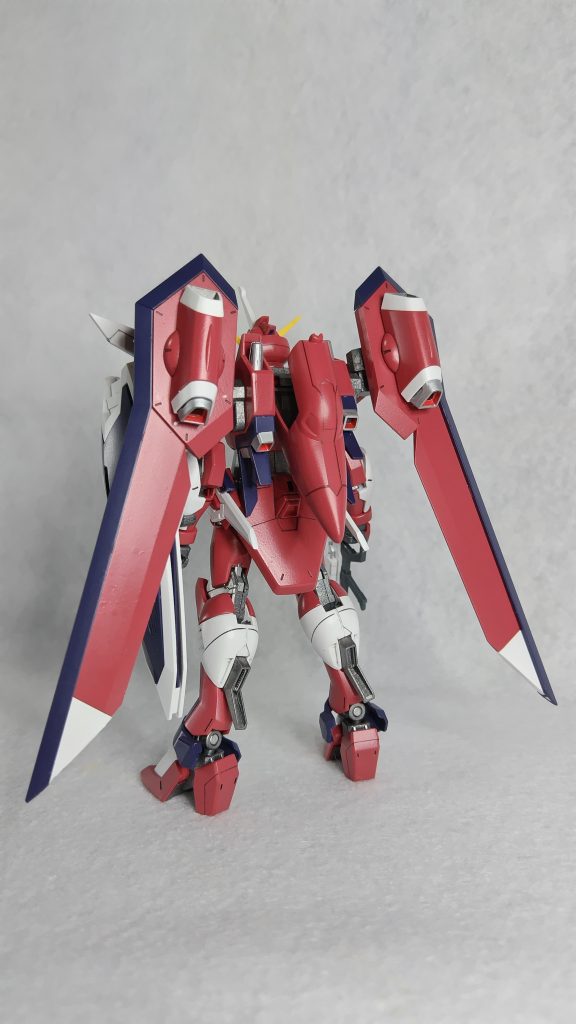 背面はバーニアが多いデザインでしたので、名部を赤と黒にしました。ちなにみ、赤は水性カラー、シルバーはエナメル、黒は顔料ペンでそれぞれ異なるインク種で結果なりました。塗分けはこの組み合わせやりやすい。かかと関節のところのようなメカ可動部で差し込まれる部分は、軸をシルバーにすることでメカ感アップを狙いました。ウイングの赤部は後述する塗装と半光沢クリアーでフラットで適度な光沢感で映画での装甲面の光沢感に近づけたと思います。