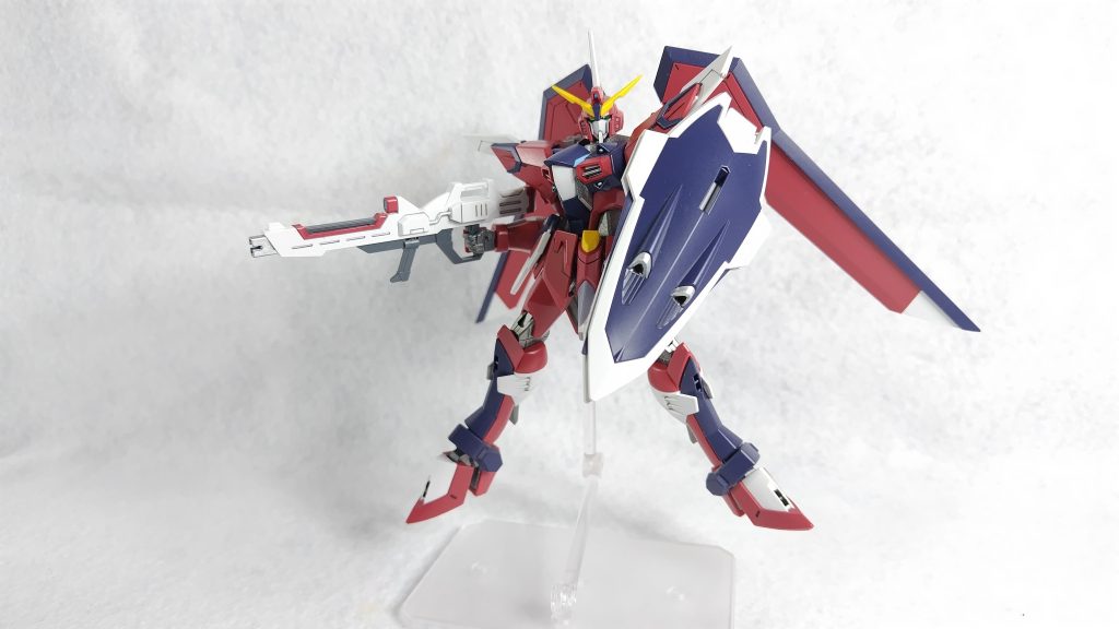 インパルスのようなシールドとライフルの構えが取説ではしているですが、なかなかそのとおりにかっこよくいきません^^;撮影テクも必要そうです。シールドはおおきいのですが、なぜかあまり邪魔になりません。これはライジングとも共通。うまいこと共存したデザインなのかな。