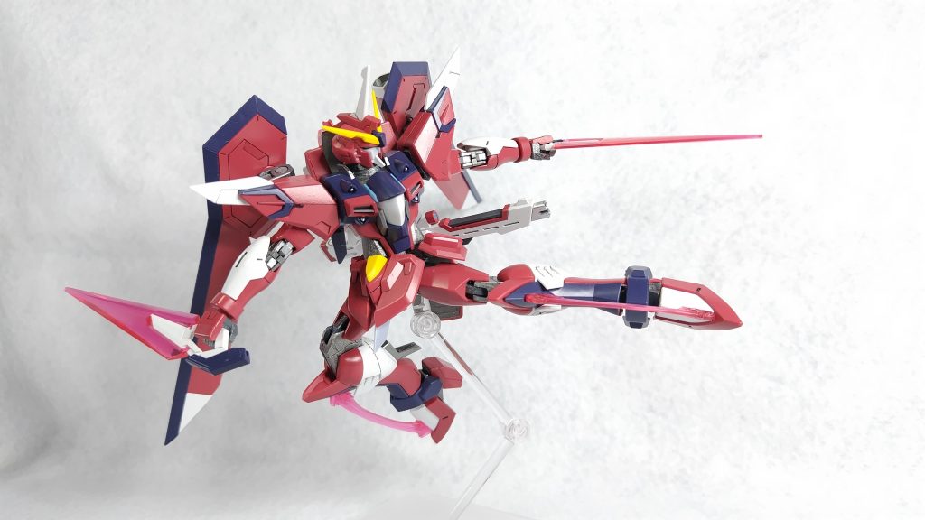 脚部のサーベル展開での切りかかり。時間かければもっとかっこいいポーズにはなりそう。