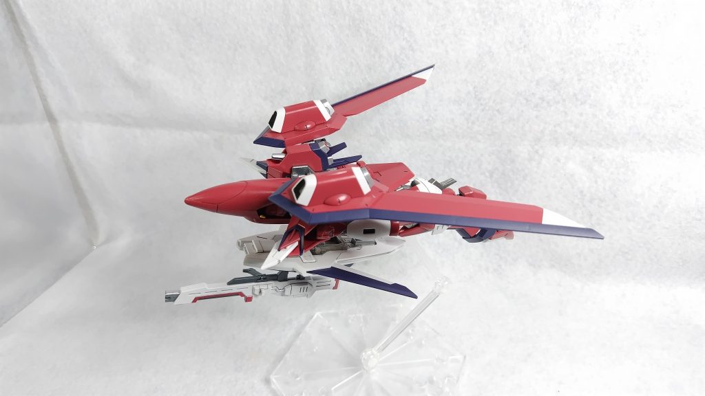 MA形態。ライジングとは違ってパーカーをいったん分解しますが、しっかりとフィット。きれいな飛行形態になります。