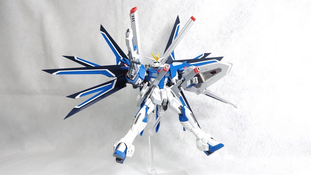 フルバーストもかっこいい。ちなみに、腰のレールガンは、今までのHG,RGフリーダム史上で一番取り扱いがしやすい気がします。落下はしますが動かすときの破損の心配がありません。