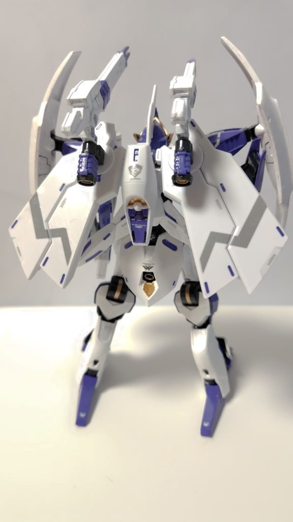 バックパックは改修されたベギルベウタイプの物を使用。ノンキネティックポッドはブースターとキャノンに変更されており、基礎火力と機動力が高められている。