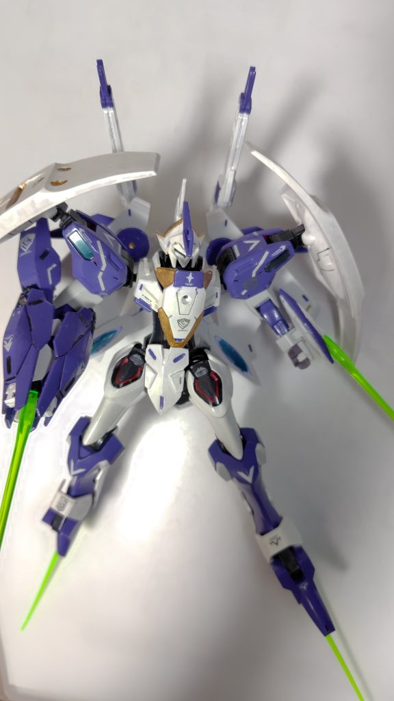 主に射撃能力を向上させている本機であるが近接戦闘も十二分に行える。足底に搭載されたビーム砲をサーベルモードにすることで、両腕と合わせ四本のサーベルで相手に襲い掛かる。このように全体的に高い水準で性能を発揮した本機であるが、搭乗者に指揮と援護、個人技量全てに高水準が求められることと、性能以上に増加したコストが難点となり正式採用は見送られることとなった。以下、制作チラシの裏。