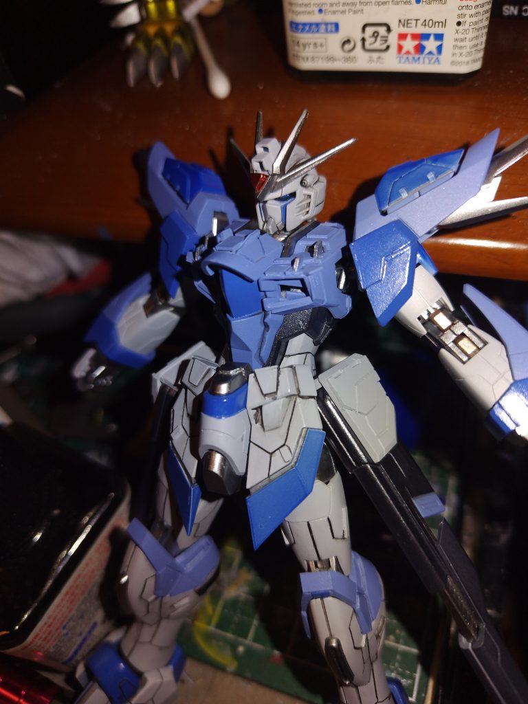 細かいところはテキトーに改造。ビームソードはバックパックにつけています。スカート延長もしています。