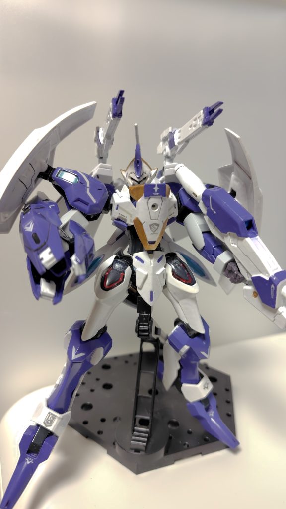 ミカエリスをベースに、御三家各機の機体データを組み込んだ試作機。対GUNDフォーマット兵器「アンチドート」は強力な兵装であるが、同時に相手に高スコアを誘発させる危険性も持ち合わせていた。そこで高スコア時のガンダムに対抗できるだけの基礎性能と、味方機との連携能力を強化した指揮官用MSが開発されることになった。