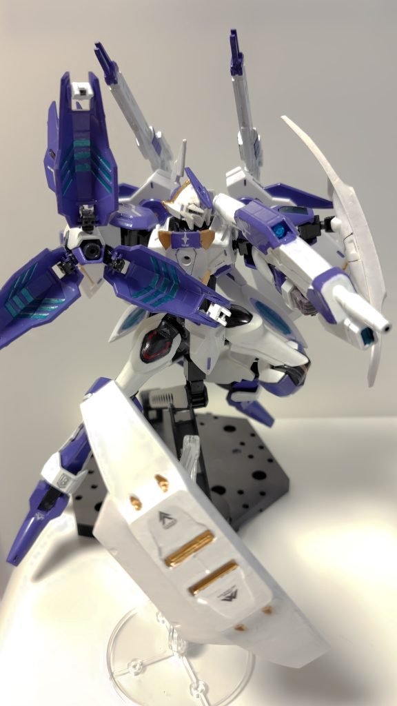 主兵装としてビームブレイサーと、ベギルペンデと同タイプのライフルを装備。両翼のキャノンと合わせて高い火力と制圧力を発揮する。またダリルバルデを参考にしたドローン機能を持つ肩部シールドは、制御面こそジェターク社製より劣るが味方機の防衛や妨害等の様々な場面で活躍する。 