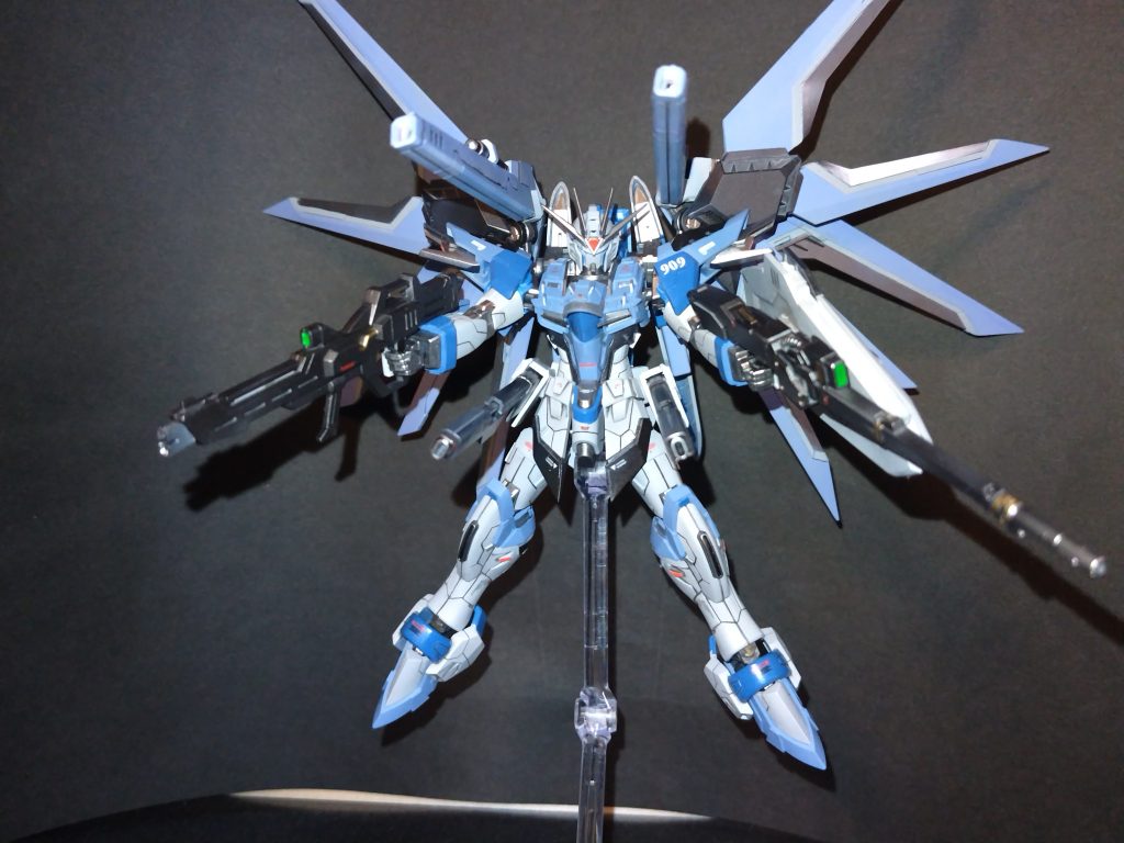 フルバーストでポージングしています。ライフルが１丁しかないなのでウイングガンダムから拝借しています。