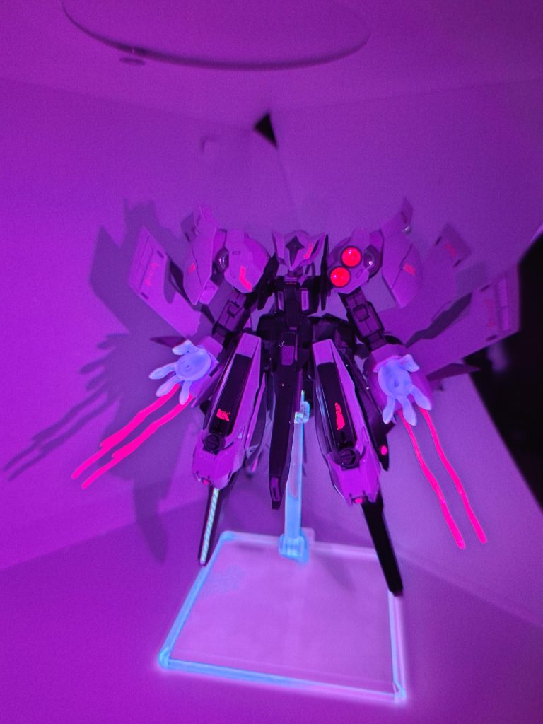 ブラックライトで光ります✧*｡٩(ˊωˋ*)و✧*｡手がいい感じに魔力おびてそう(*•̀ᴗ•́*)👍