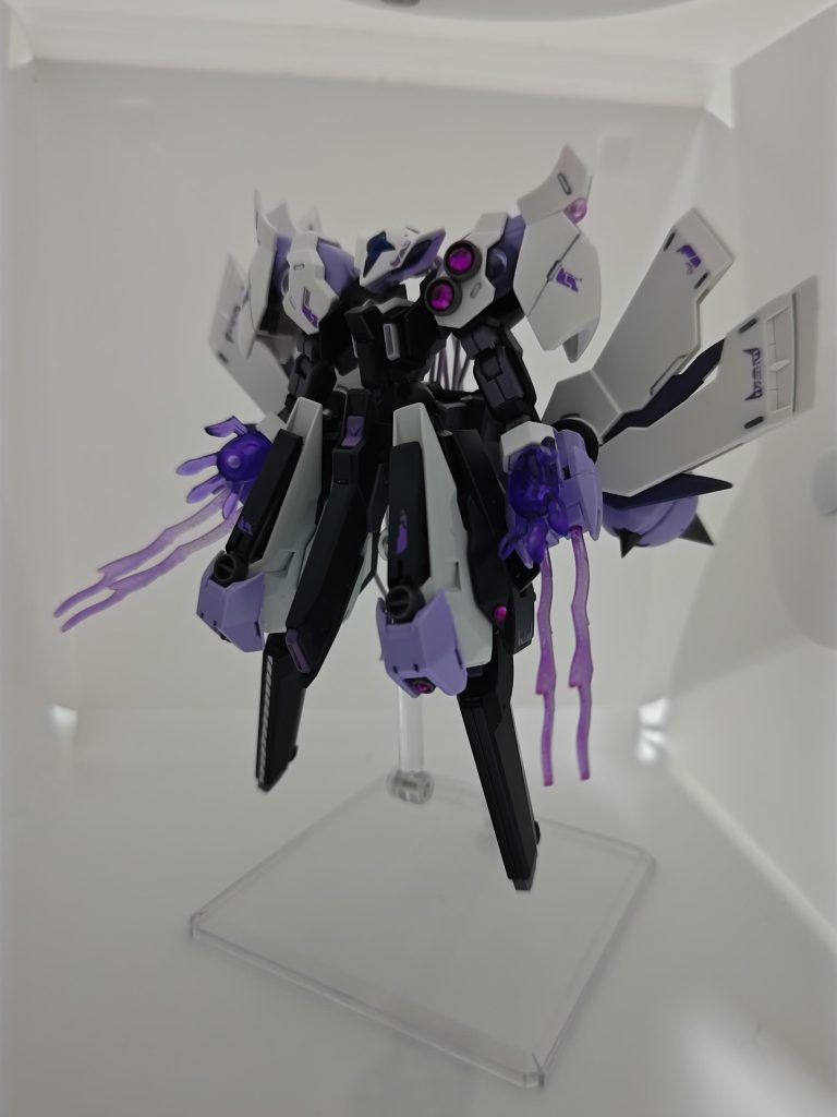 斜め撮り。REGUIR-BEUが可愛い感じ？の機体なので可愛く作りたかったのですが………禍々し