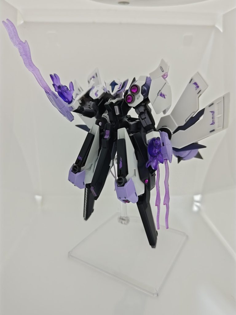 白パーツに紫デカールは映えますね✧*｡٩(ˊωˋ*)و✧*｡少しだけキュベレイ？ぽくなっている感しますがカッコよく仕上がってます💦次は何を作ろうかな～((ﾟ艸ﾟ)ﾌﾌﾌ