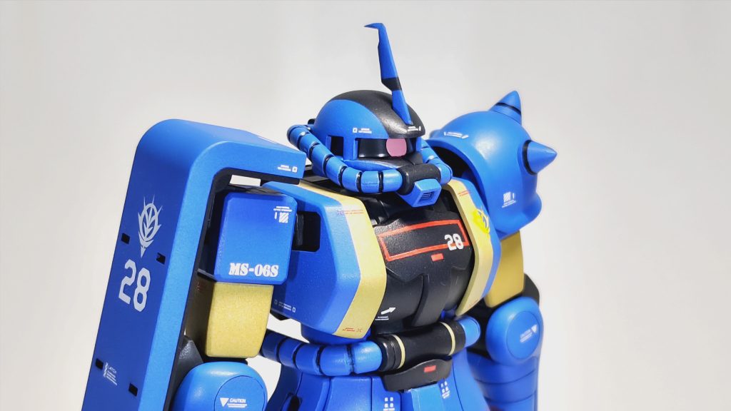 頭部の指揮官機アンテナは設定画がスタビライザータイプだったので、元のアンテナを削ってプラ板追加で改造してます