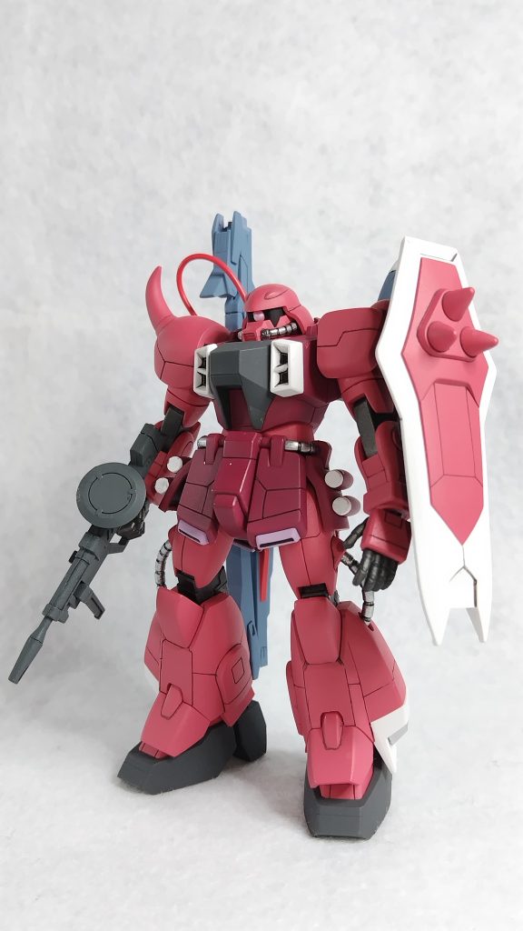 塗装は濃い赤はシャアレッド、ピンクはルナマリアピンクの専用色です。何も足さず引かずで色は完璧な再現になります。メカフレームはガンメタ、つや消しコートに仕上げましたが動力パイプはシルバーで光沢にしています。メリハリがついていいと思います(ザクの製作はこのような塗り分けしがちです)古いHGなので表面はのっぺり気味なので、スジ彫りを多数追加しています。肩、前腕、手の甲、腰のスカート、ひざ下ふくらはぎやすね、足の甲。オリジナルに比べてディテールアップ出来ました。