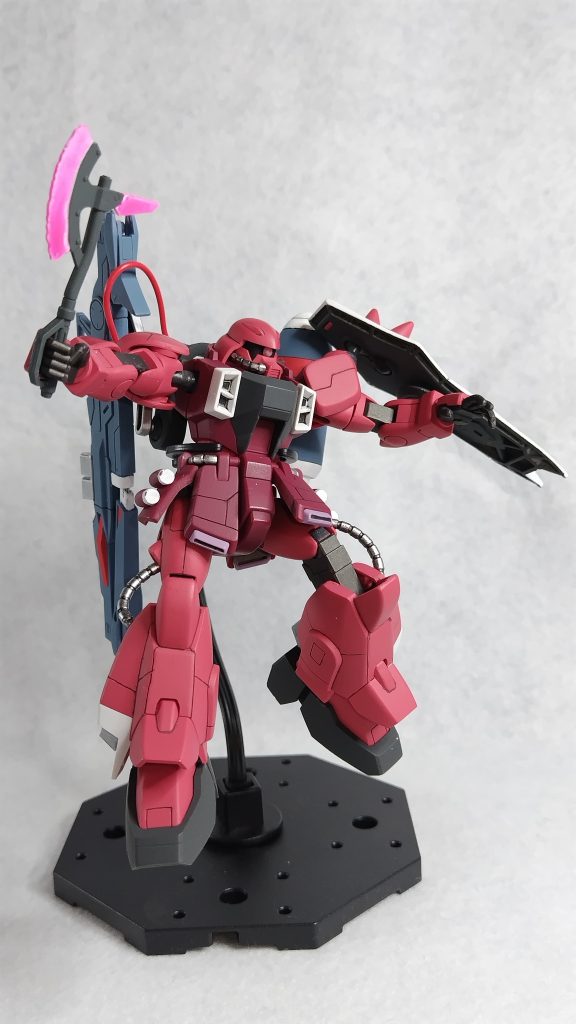 左手に平手が付属。ビームトマホークでの近接戦闘のポージング。左肩のシールドも自由な角度になるので本当に多彩なポージングになります。