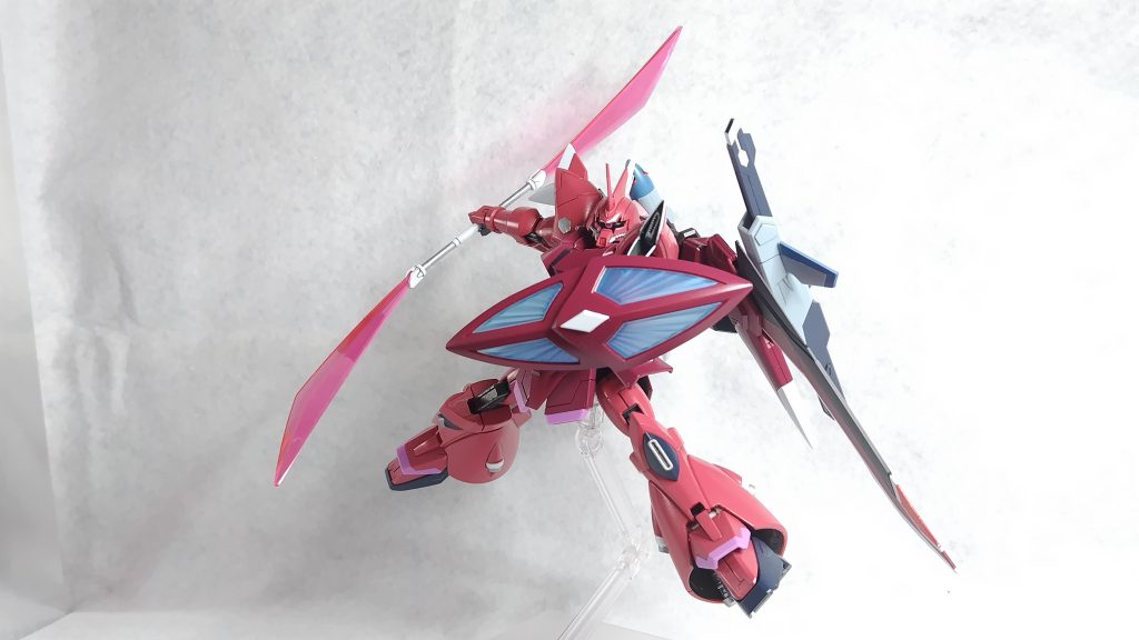 SEEDのゲルググにもナギナタあります。このポージングは取説をマネしましたがカッコいいです!!ルナマリア専用とあり、確かにそうですが、劇中最後はヒルダ少佐が搭乗して乗りこなして敵をうちとっているのも良かったです。以降はヒルダ専用になっているのかな。