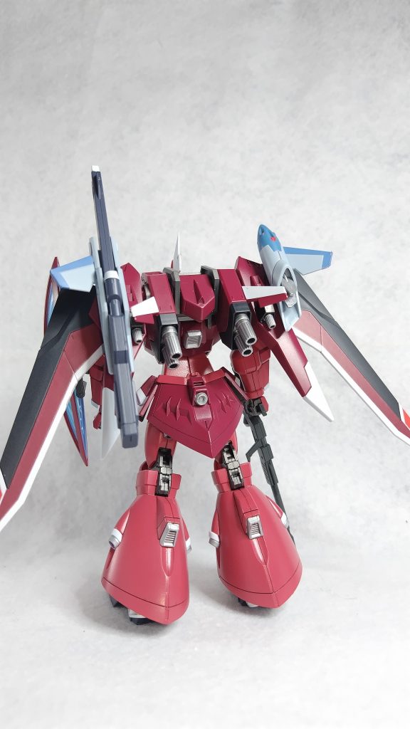 バックショット。バーニアスラスターが多く高機動型の雰囲気が増していますね。映画でもゲルググがカタパルトデッキから発進するバックショットがありましたが、あれはカッコよかった。