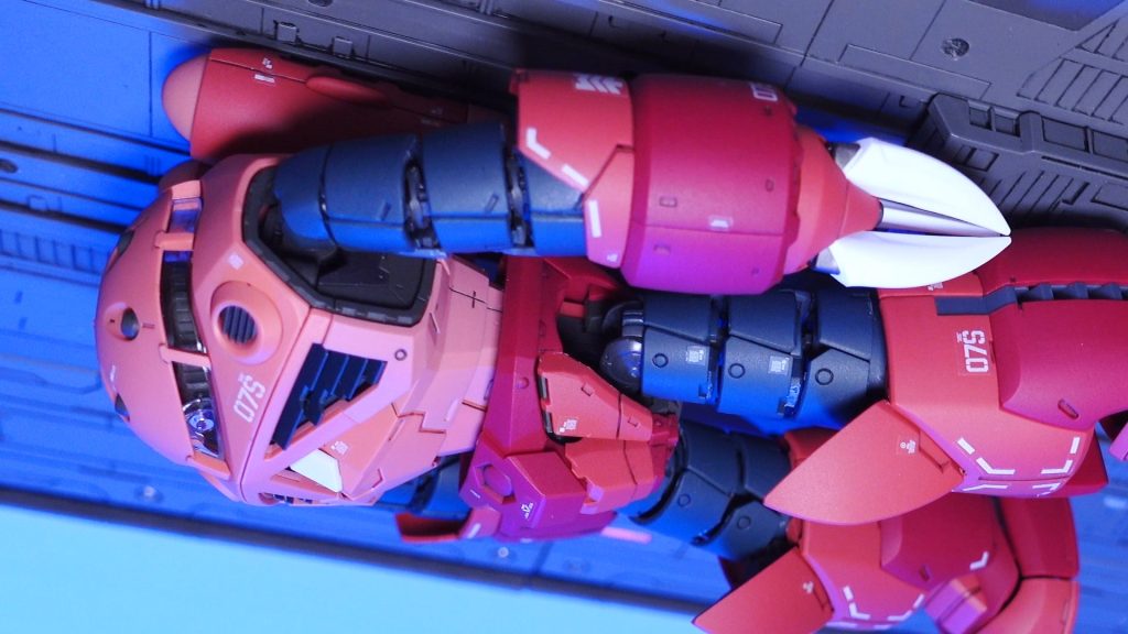 自作の電動カタパルトで発進シーンも何となく再現しています。