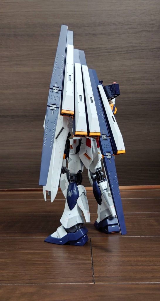 丁寧な面だしとエッジ立ての効果。面での接合によりファンネルの並びとハメ合わせが綺麗に揃った。マントを羽織ったガンダムらしさが表現されたと思う。ここまでしてようやくギュネイが「放熱板がなんだってんだ」といった理由がなんとなくわかる。バズーカ隣にあっても隠れて見えないからやられても仕方ない。