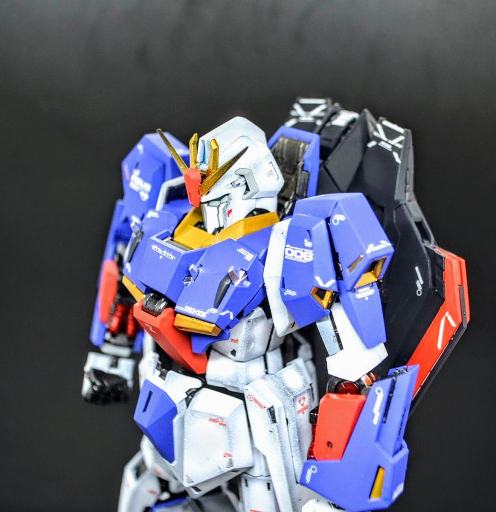 俯瞰白いデカールがいい味を出している!!!頭部やバックパックのウイング部分など、デカールが無いところが寂しかったので、自前で追加しています。