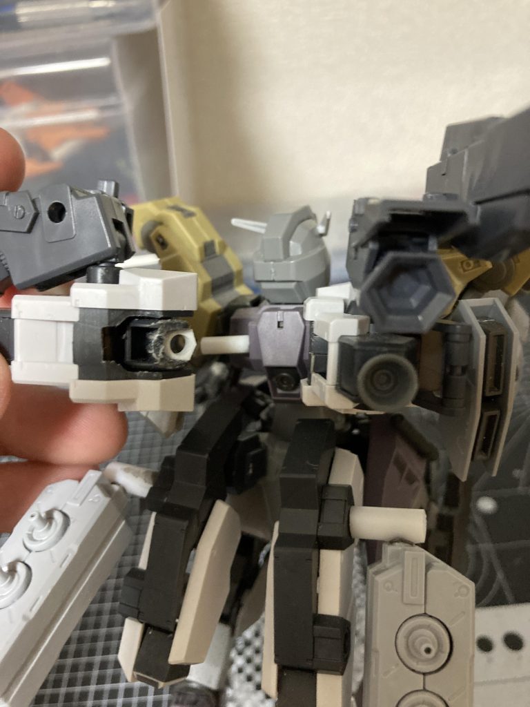 フレキシブルスラスターは境界線機のオプションパーツのアームを改造して取り付けてまーす。あと、過去にランキングにのった方の作品を参考にさせていただいてます。ビットは5mmプラ棒に3mmプラ棒をそれぞれ穴を開けて刺した自作のパーツを介して接続しています。バックパックのスラスターは元の軸を切り取り3mmプラ棒を真鍮線と瞬着で接着して接続しています。元の軸は外側に持ってきて接着しています。それと、先端にスラスター（壽屋さんの物）を接着してます。どちらも結構可動します。