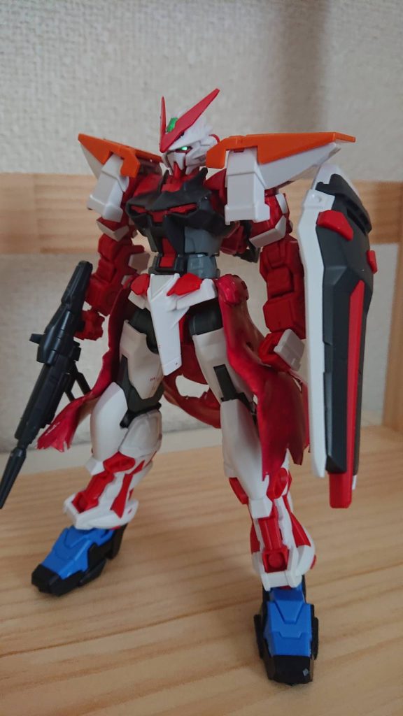 素体は「ガンダムヴェネフィクス・フレイム」足以外は赤いフレームでできている。足が青いフレームでできているのは予算の不足であったため他の機体からの流用したため。シールドはインフィニスのコピーである。