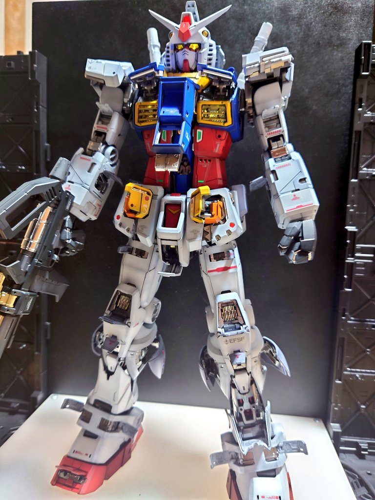 いつもの塗装レシピ装甲 スターブライトアイアン、ジェラルミン下地 EXブラック白 ニュートラルホワイト、スチールホワイト灰 ジョイントグレー、サフエヴォグレー黄 エヴァイエロー、エヴァオレンジ青 MSブルー、コバルトブルー赤 MSレッド、レッド( サンダーバーズカラー)その他 メカサフヘヴィ、メカサフスーパーヘヴィアムロとセイラさんは手持ちのファレホ混色