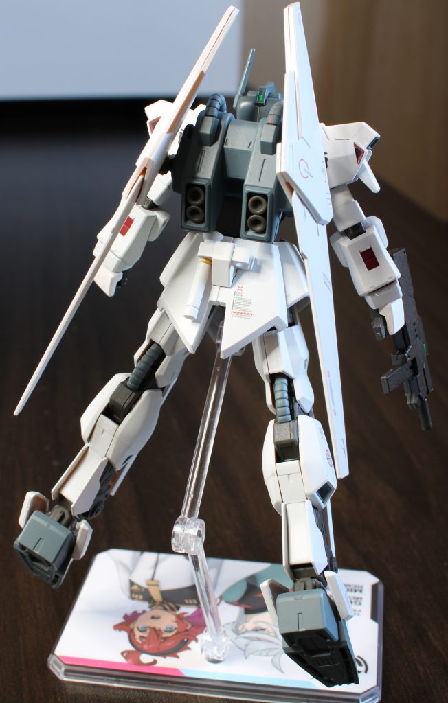 研究員A「いかがでしょうか？」赤い大尉「量産機であれば、申し分ない性能だ。何より色がいい。」研究員A「はい、大尉の機体が目立つよう、控えめな色にしています。」赤い大尉「あぁ。金ぴかは私だけでいい。」