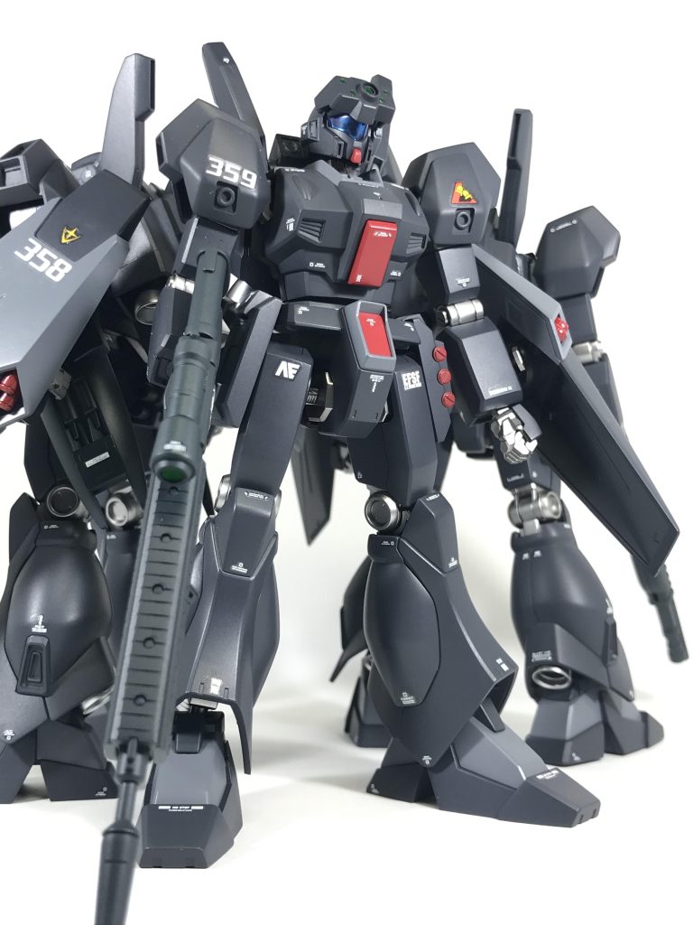 僚機その2(機体No.359)スナイパー仕様。ご覧の通りスナイパーライフルを右腕に装備し、スナイプ用ゴーグルをD型より流用しました。