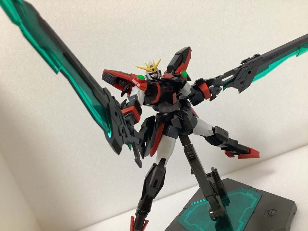 レベルタウイングブレイド/シグマシスバインダーライフルレベルタシースブレイドのコンセプトを継承しつつ、「バスタードッズライフルの次世代」をテーマに新たに制作した大型実体剣。 握るグリップを変えることでシグマシスバインダーライフルとなり、峰のビーム砲から高出力ビームを発射する。シグマシスバインダーライフルは、マウント状態でも発射可能。