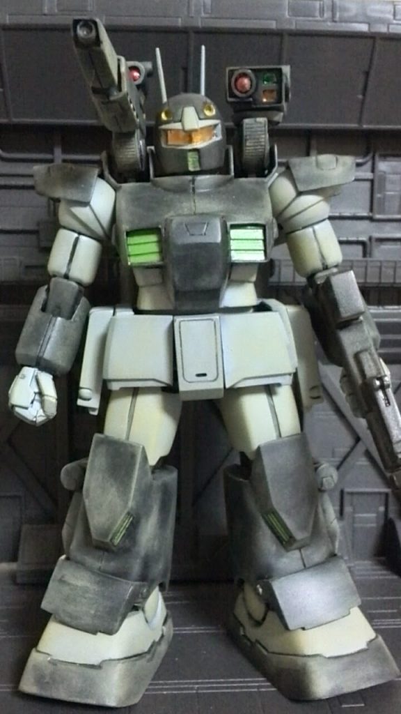 正面でマシンガン装備状態です。製作した時期にはリバイブ版が発売されてなかったので旧HGUCガンキャノンとMSVのガンキャノン2とのミキシングになります。ちなみにカメラ系はメタルックを貼ってからクリアカラーで塗装してます。