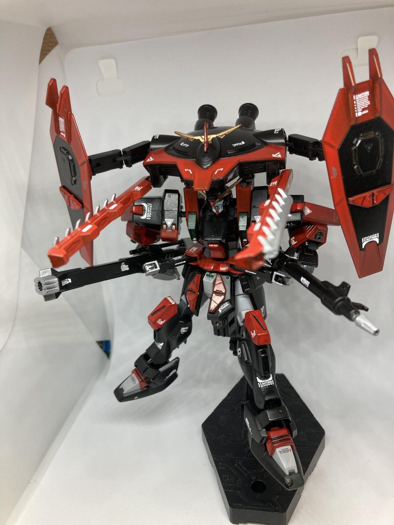 バスターの武装に加えてフォビドゥンのフレスベルクめ使用可能。直線的な砲撃に加え、曲線的な砲撃も行え、トリッキーな攻撃を展開。