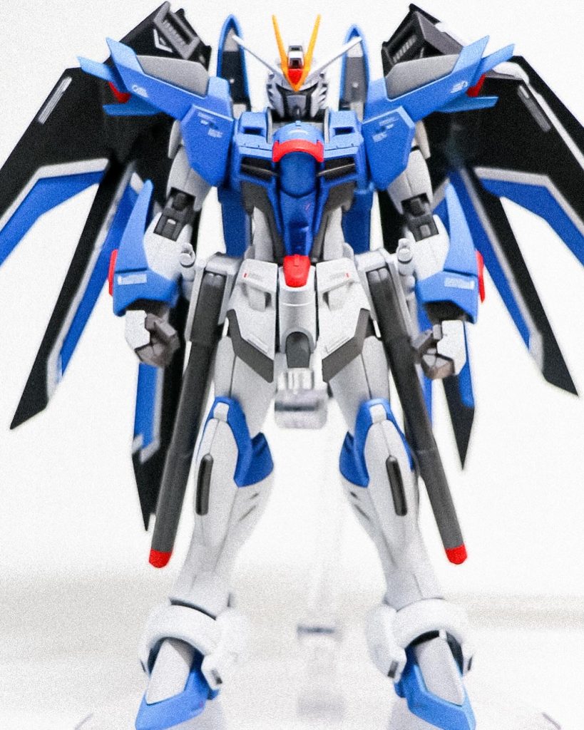 劇場での登場シーンのカッコ良さが全て…な機体だったので立ち姿を良くしようとあちこちいじりました。