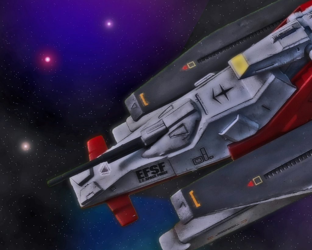 「戦闘開始60秒前」エリーは液晶パネルに小型観測ドローンの映像を映した。「にしてもこの艦にはあまりにも多種多様な人間がいるな艦長?」モスク・ハンはイズモに問う。「まあ、評価試験隊だからねぇ、お宅らだって本来軍艦なんかに乗る人達じゃないでしょう?」「我々技術研究班だけでなくオーガスタのMS班ともここで会うとはな」「ああ、あれは新型のジムにそこの技術が使われているから、わざわざ来たんですよ。なんでもジャブローの開発チームとの共同なんで、そちらさんの開発班も来てるけど」「民間人のような人間もいたが?」「民間人?…ああ、あれねアナハイムさん。艦にロゴあったでしょ。彼らもマメよね。試験艦でも確かにこの艦は色んな人間が多いか?」「艦長だってこの艦の艦長に推薦してくださったのはパオロ中佐だったんでしょう?」レイが口を挟む。「えっ⁉そうなの⁉あの爺さんそんないらん事してくれたのっ！」イズモは目を見開きギョッした顔をする。「やはりお知り合いでしたか」「…まあ、昔ちょっとね」「さながらブレーメンだな」モスク・ハンは言う。「ブレーメンってあのグリム童話のですか?」エリーも会話に混ざる。「ああ、最も我々は音楽をしに行く訳ではないが様々な者達が集まり何かを成し遂げようとする様は近いと思う」「やめてよ。あれって訳ありな動物達が集まる話しでしょ?じゃ、なにかい。俺は歳老いたロバってとこ?まあ確かに連邦軍じゃ俺の居場所なんてないけどさ」「何を言ってるんです艦長。そんな人間がパオロ中佐からの推薦がある筈ないでしょう」「あのパイロット達も色々ありそうだしな。ブレーメンとは言い得て妙かもしれん」　 