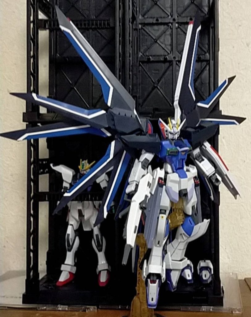 翼を広げて「ハイマットモード」に。ちなみにハイマットフルバーストも出来ます。後ろの別機体はまた今度。では、また今度会いましょう!次回は本来投稿されるはずであった「セイバーガンダムヴィアヴォリィ」です!お楽しみに!