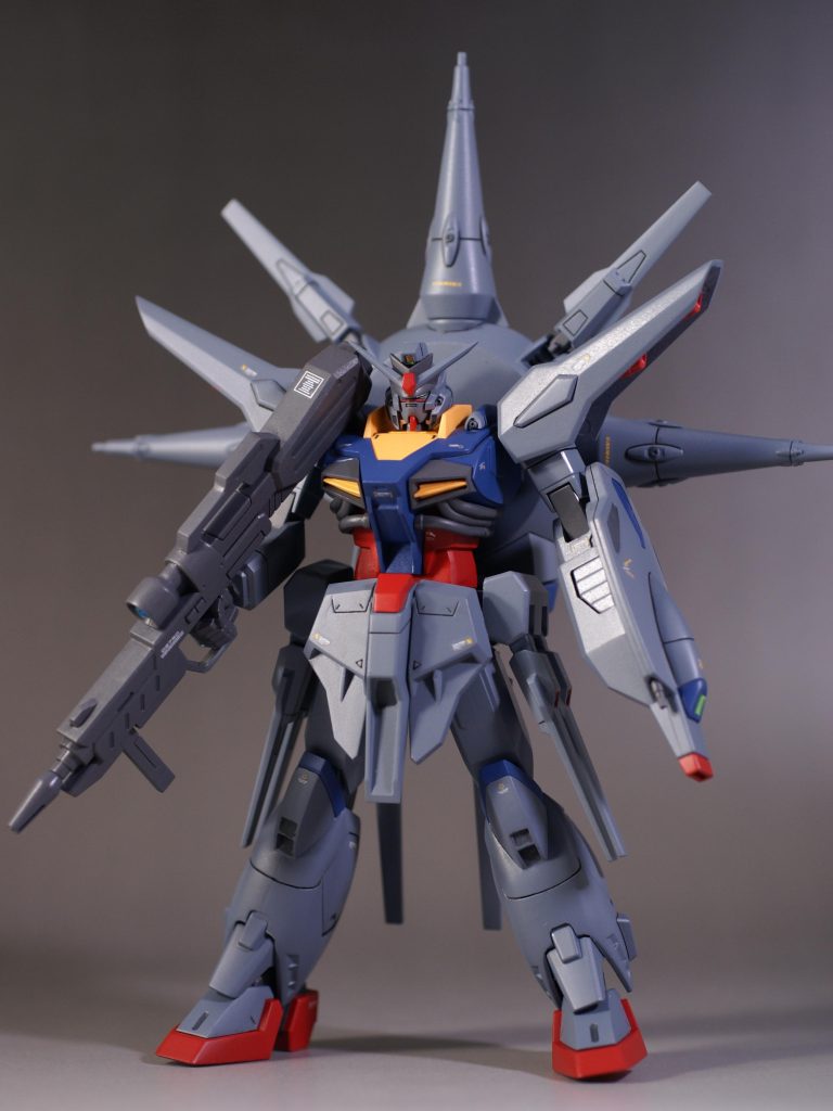 改修内容は次の通りです。・シャープ化。・掘り直し。・スタイル改修。・顎を上部に延長。・肩軸を後方上部に位置変更。・胴体2㎜延長。・腰ブロックを3㎜延長。・太腿をレジェンドに変更。・太腿の幅を変更。・腰ブロックの位置を変更。・側部ドラグーンコンテナを可動式に。・ドラグーンエフェクト×３追加、エフェクト用台座×1追加