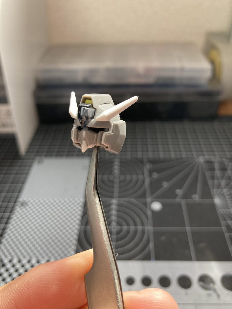 地味に顔も結構手を入れてます。顎？みたいなのを削り取りプラ板を貼って整形。その後Ζみたいになるよう整形したパーツを貼ったりモールド入れたりしてます。（もうちょっと詳しk(((語彙力がねえんだよ！）設備が揃ったら塗装するかもしれないっすね…（今までの作品とかも）