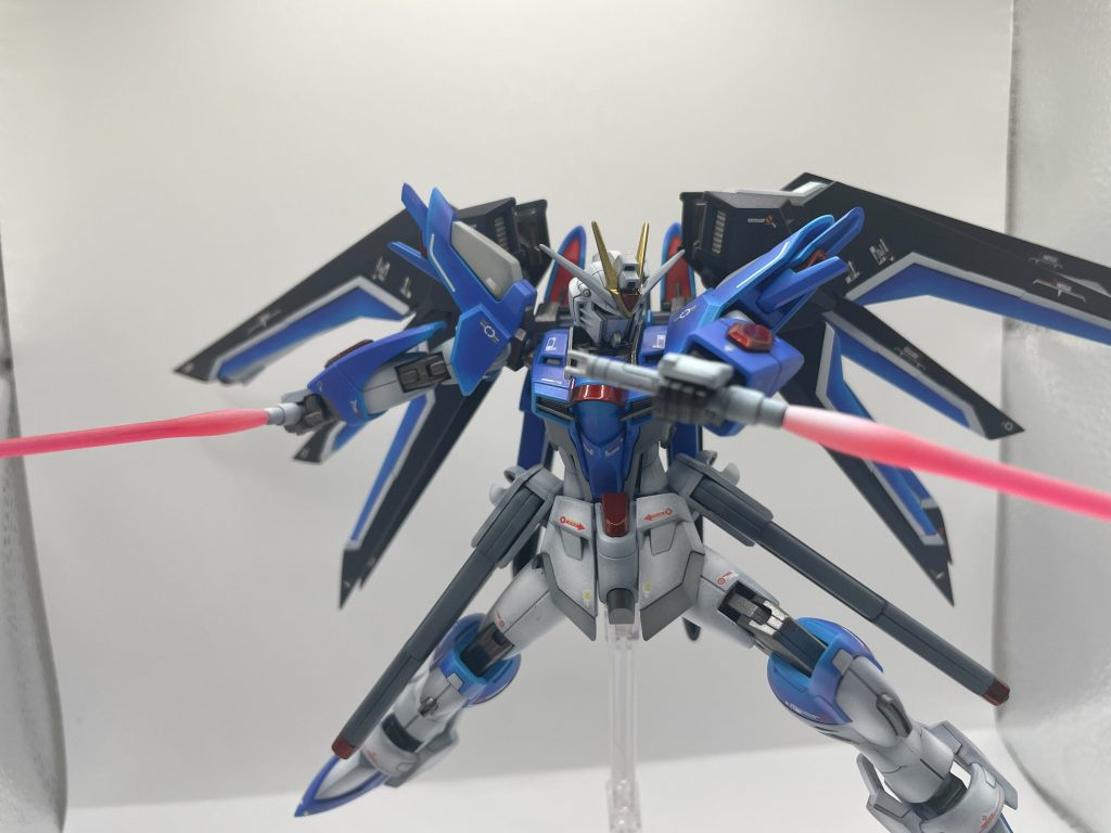 正直根元白くしすぎなのか、ちょうどいいのか判断に困ってます。PVでもあったダガーをボコボコにするシーンを思い出します。