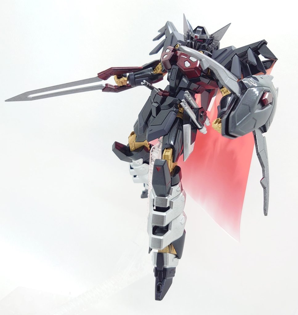 武器を構えたその先には…