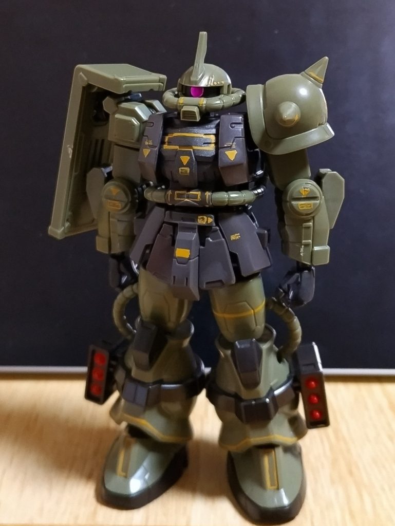 マーキングには赤色もあるのですが、リアルタイプカラーは地が暗いのでそのまま赤を塗るとかなり色が沈んでしまうと思い、まずは黄色で全体のマーキングを塗っていきました。この黄色はシタデルのベースカラーなので、下地が暗くてもかなりちゃんと発色してくれる気がします。