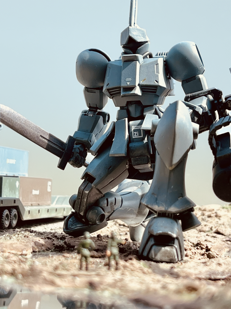 “このコンセプトは地上での対MS戦を想定したもので、実証試験はキシリアの採掘基地視察に同行した親衛隊パイロットによって東ヨーロッパのジオン勢力圏内で行われることになった。その際、連邦軍偵察部隊との不期遭遇戦が発生。俊敏な格闘性能で連邦軍MSを圧倒し実証試験機として一定の成果を見せる。”