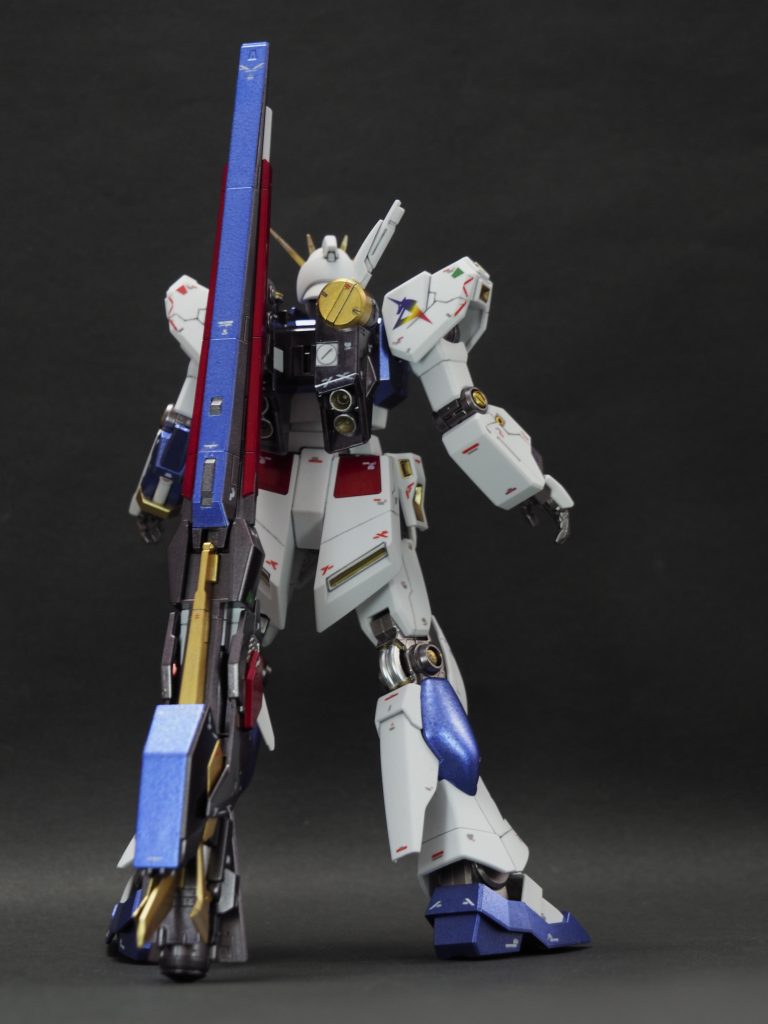 塗装はガンダムマーカーのみ使用。メタバイオレット、ヘビーガンメタリック、ロイヤルレッド、イエローゴールドを使ったメタリック塗装と白は成形色に水性プレミアムつや消しトップコート。デカールはRG用の社外品を使用しました。