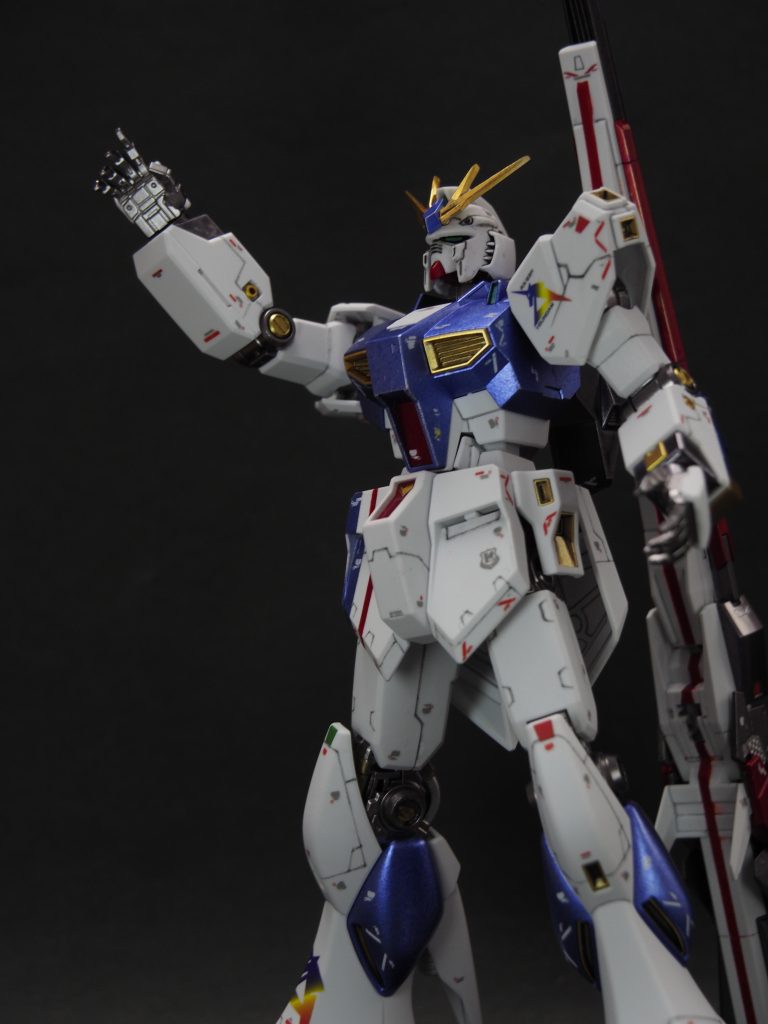 改造箇所は実物を参考にスジ彫り追加、肘・膝・手首部にゴールド塗装のモールド追加です。