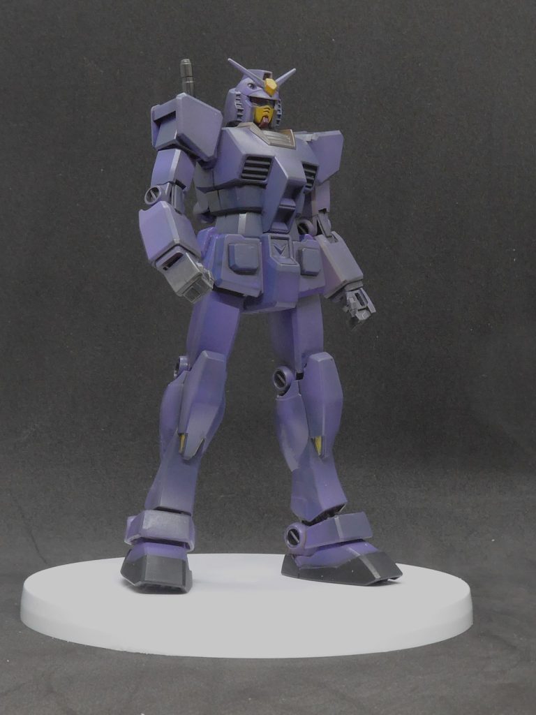 飾り台にのせると足首の黒が目立って雰囲気変わります。（飾り台は東京オリンピック版ガンダムから拝借なんですが、パリオリンピック間近になっても積みプラにするとは思っていませんでした（苦笑））