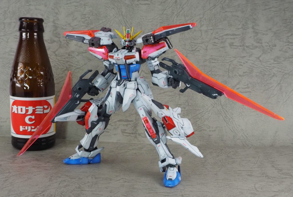 肩アーマー部分のパーツの一つを取り付けないでおくと、そのままシールドが取り付けられるようになります。脚部のバックパック×2と合わせて大きくシルエットが変わります