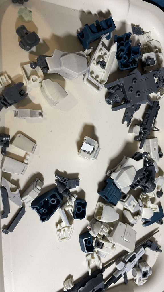 元状態。腕関節用のポリパーツが無い…（折れたとのこと）とりあえず補修を試みる…