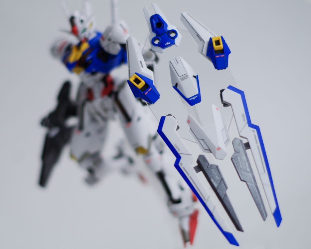 エスカッシャンを浮かせるためのクリアパーツを自作