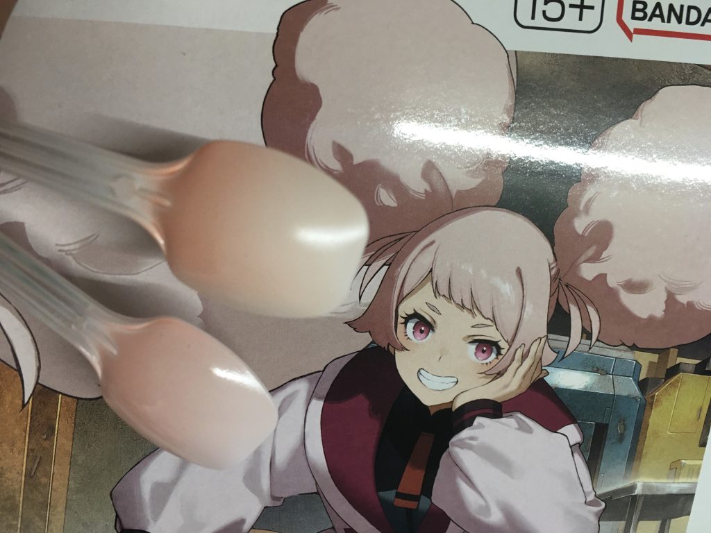 桜に因んだ塗料は服にアクリジョン令和慶祝カラーの桜、髪にClassy 'n Dressyのsakura、靴底にプリズムパステルチェリーピンクブルーと3種使っていますが、上2つはクリヤーレッドでグラデ掛けたら赤味に負けてそんな変わらん感じになっちゃったので艶消しと半光沢で差別化して何とか。