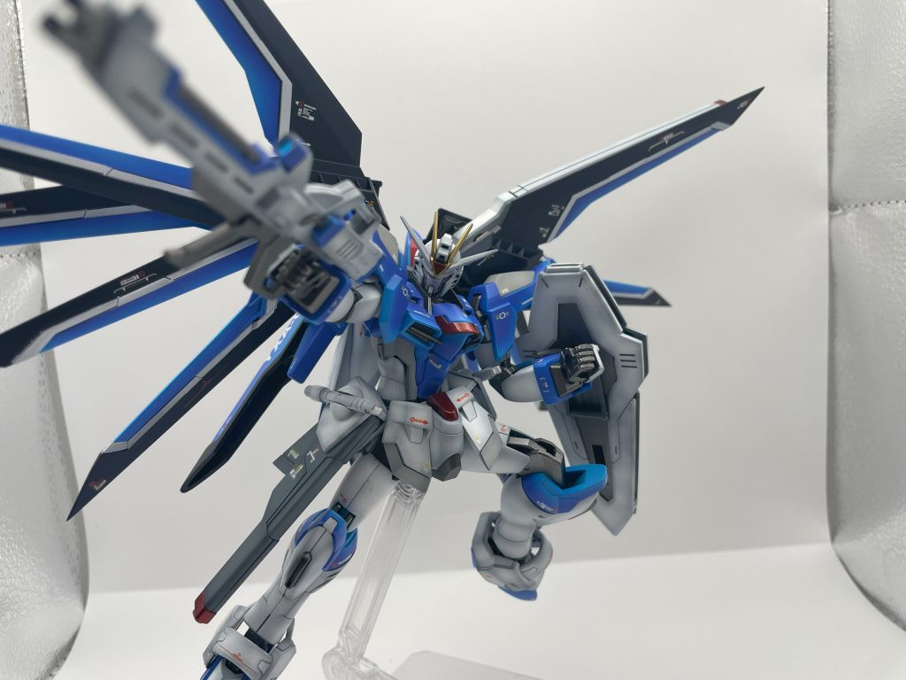 ハイマットモード、今までのフリーダムキットと比べて背中にゴチャゴチャ着いてるせいなのか、動かし方が悪いのか、めっちゃくちゃ羽の展開に苦労しました。あちこち干渉するせいで、塗装が・・・