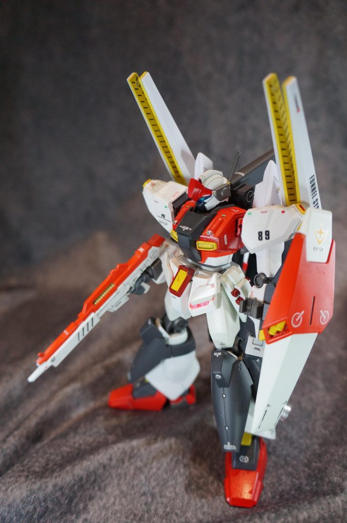 赤白のジムが持つ弱そうなカラーリングにダークな色で強者感、エースパイロットが乗ってる雰囲気が出せたと思います!